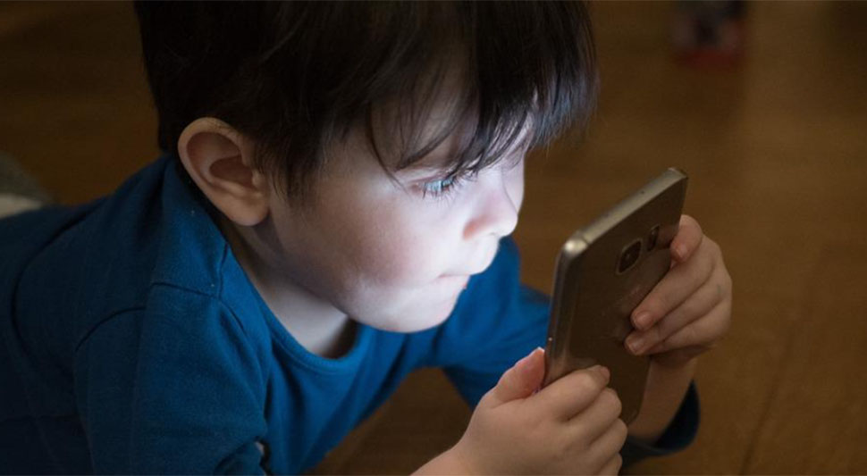 Излагање беба екранима може довести до дуготрајног оштећења мозга