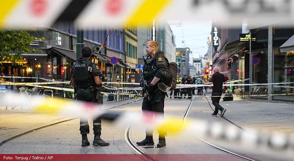 Младић (19) наоружан ушао у тржни центар па сам позвао полицију