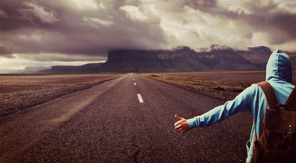 Возач стао да повезе стопере, па једва остао жив