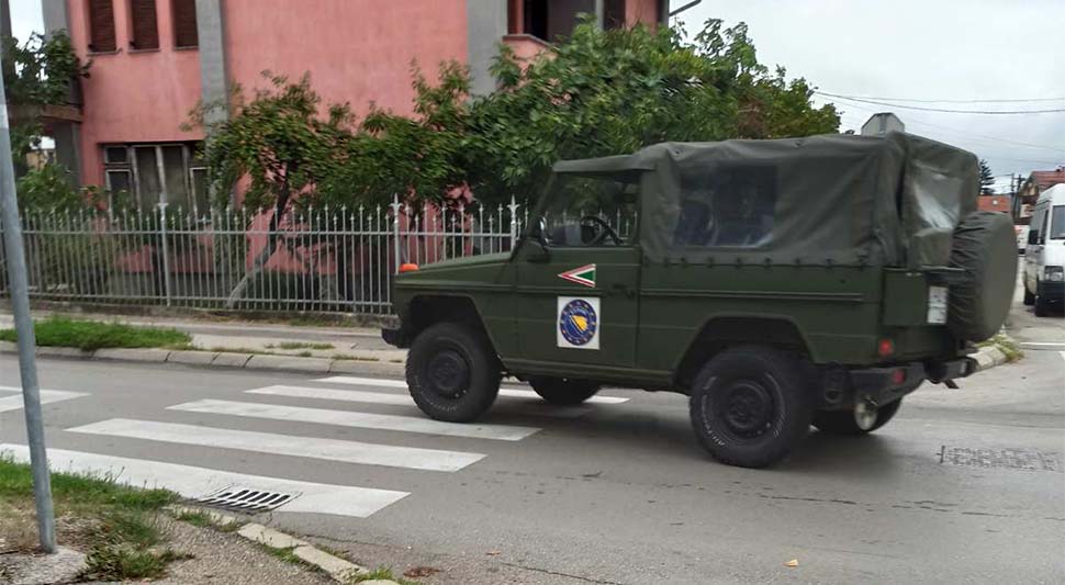 Возило ЕУФОР-а ударило аутобус и наставило вожњу