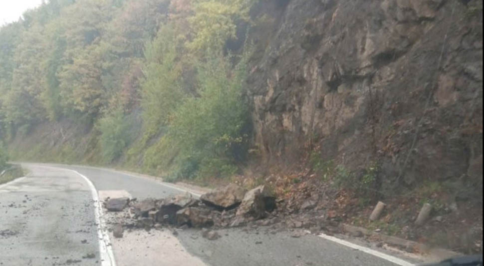 На више дионица опасност од одрона