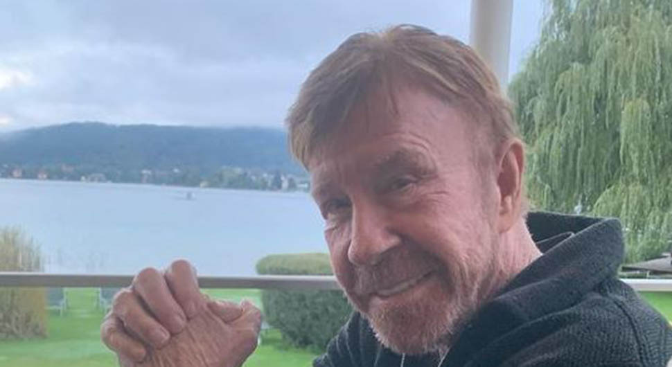 Чак Норис у 85. години показао мишиће