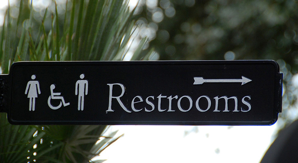 Опрез: Манијак вреба жене у WC-у тржног центра