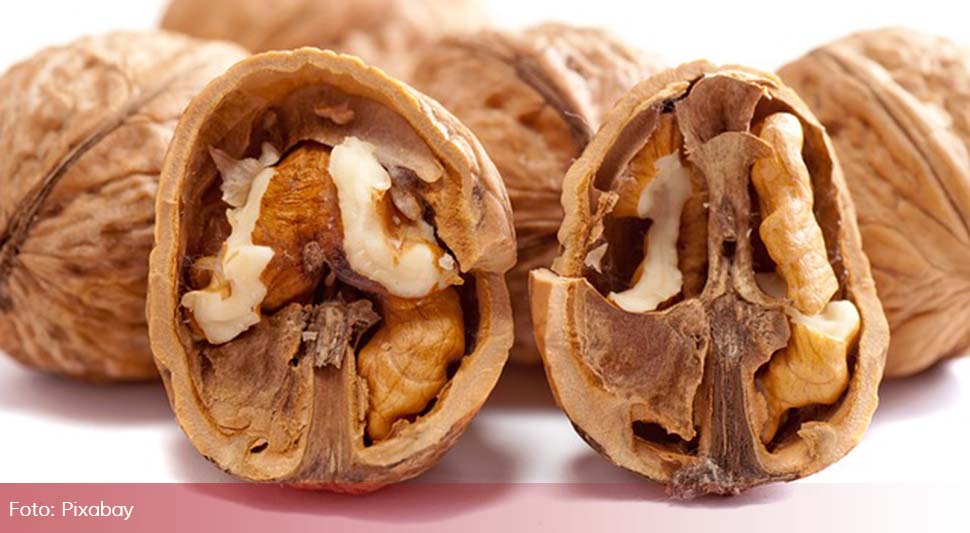 Урадите ово са орахом на Бадње вече и сазнајте да ли ће вас срећа пратити током године