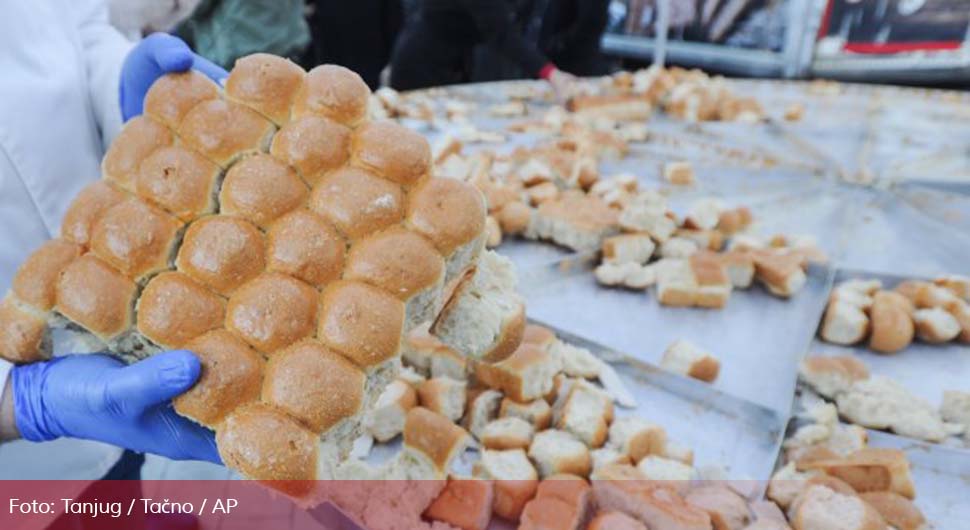 Ispred Hrama Svetog Save lomljena božićna česnica prečnika četiri metra
