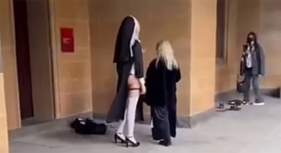 "Seksi časna sestra" i njen fotograf izbačeni iz katedrale