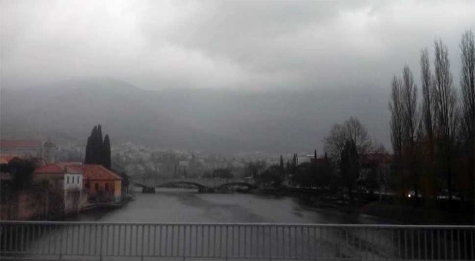 Jak vjetar napravio štetu na nekoliko objekta u Trebinju, u Gradskom parku oboreno stablo