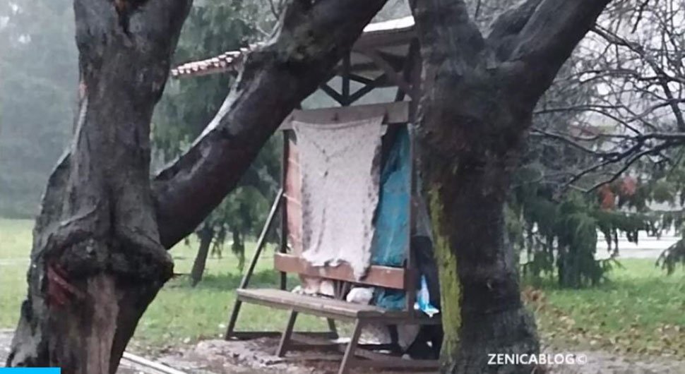 Majka sa sinom sa poteškoćama u razvoju već dva mjeseca živi na klupi