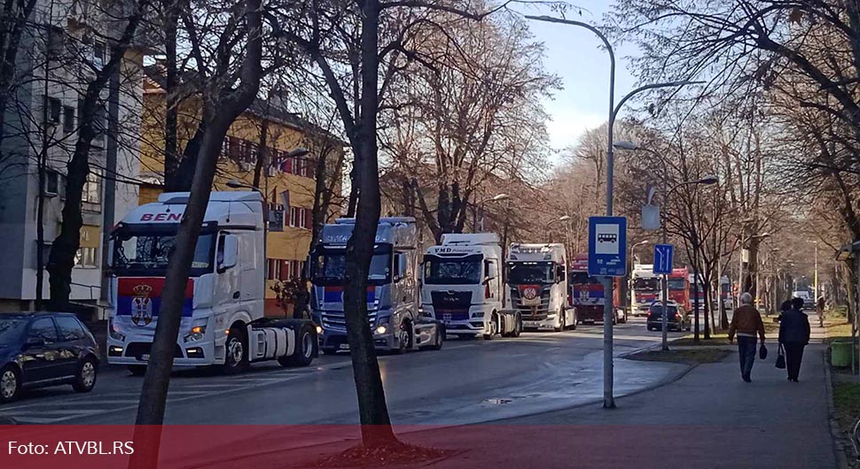 Badnjak i srpska trobojka: Kolona kamiona prošla kroz Banjaluku