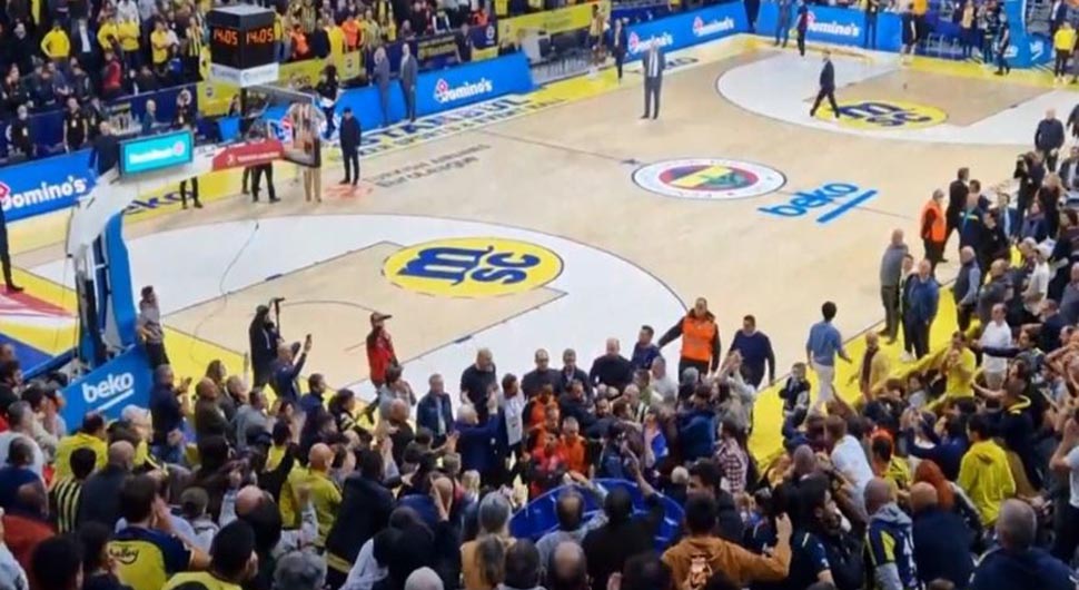 Navijači Fenerbahčea napravili haos i upali na teren