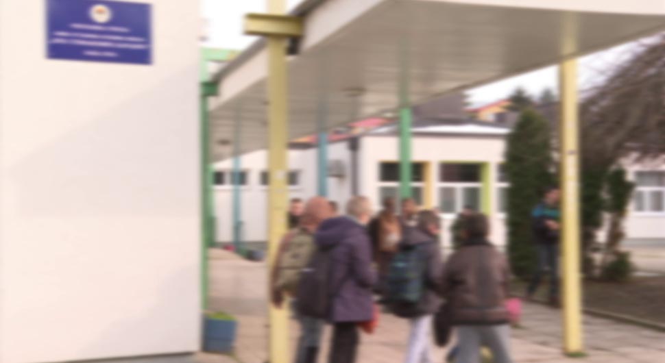 Učenici na času u jaknama