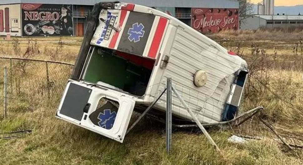 Kombi se sudario sa vozilom Hitne pomoći, pet povrijeđenih