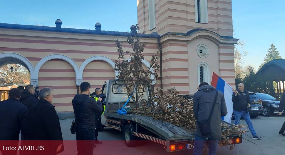 Badnjak stigao u crkvu Svete Trojice u Banjaluci, Dodik i Cvijanović na prijemu kod Jefrema
