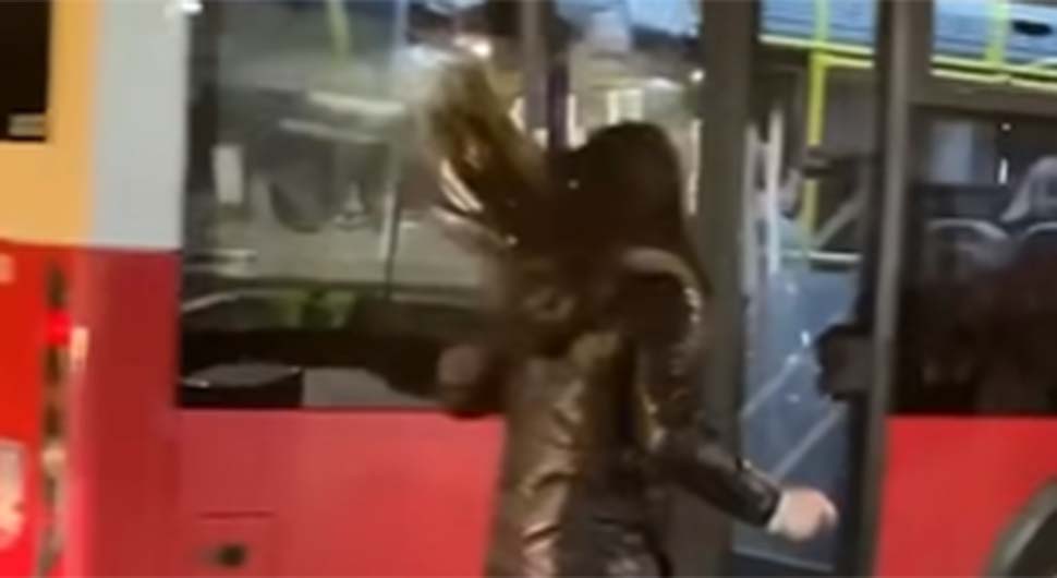 Nogom šutirala autobus: "Vratiću se po vas" (VIDEO)