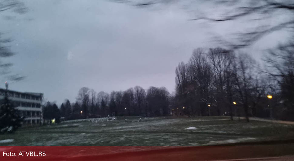 Banjalučani imali burnu noć, kod Venecija mosta livada uništena, srušeni znakovi i drveće