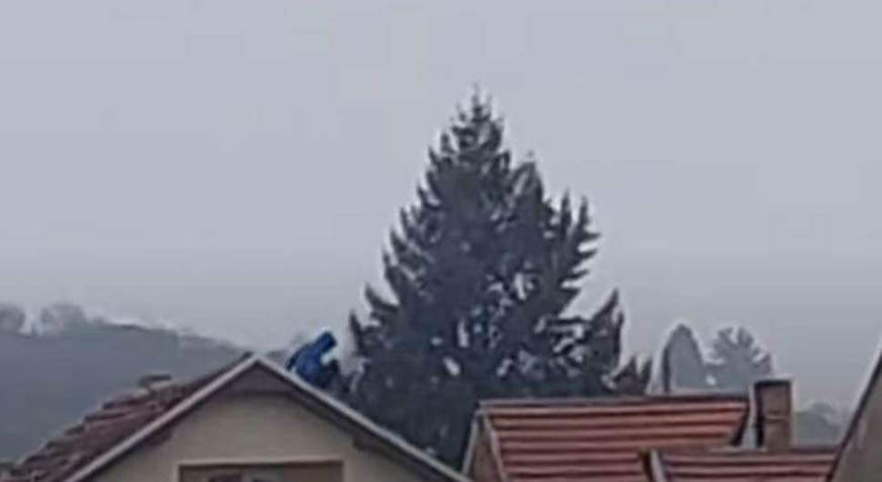 Drama: Dječak se popeo na krov i prijeti da će skočiti, pregovaračima šalje poljupce