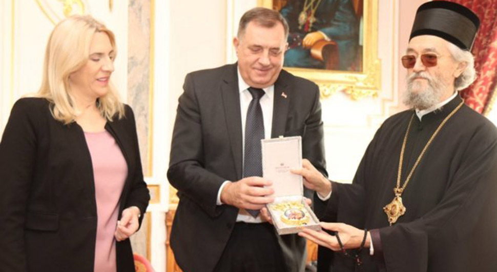 Dodik i Cvijanović episkopu Јefremu darovali panagiju presvete Bogorodice
