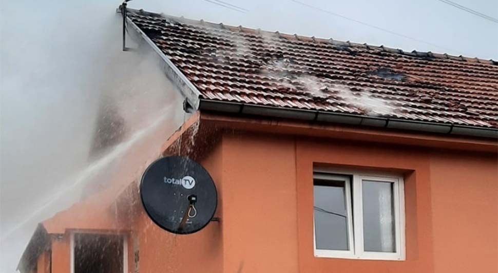 Gorio krov kuće u Gacku