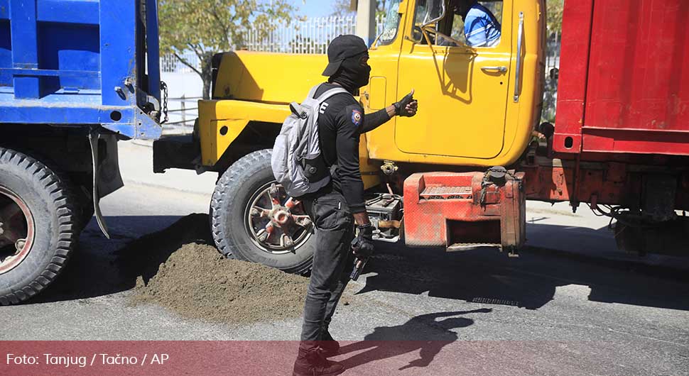 Policajci u civilu blokirali ulice: Vladu krive za smrt kolega