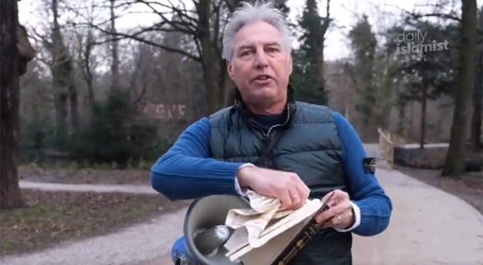 Pocijepao Kur'an ispred skupštine u Hagu