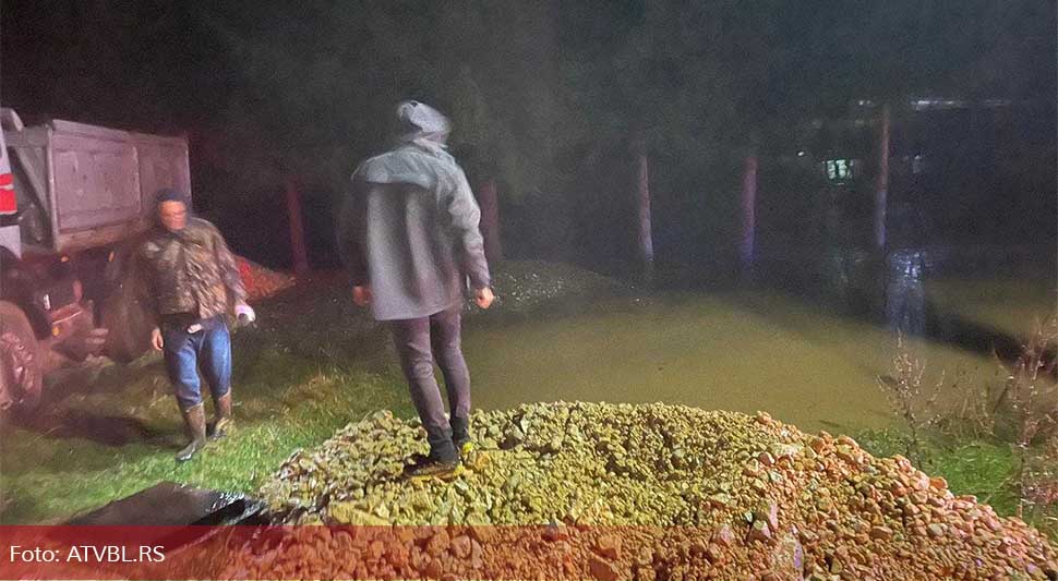 Voda ugrozila pet kuća u selu Kijevo