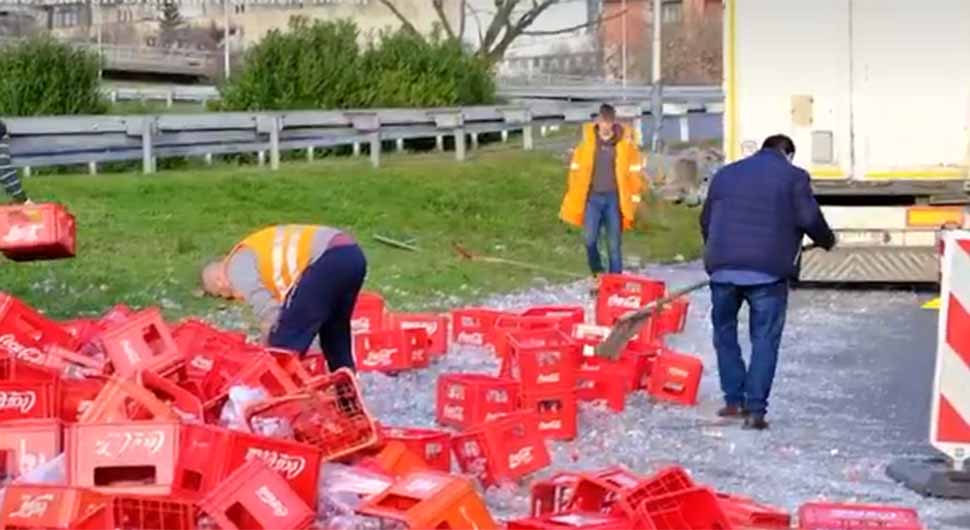 Iz šlepera ispale gajbe sa koka kolom (VIDEO)