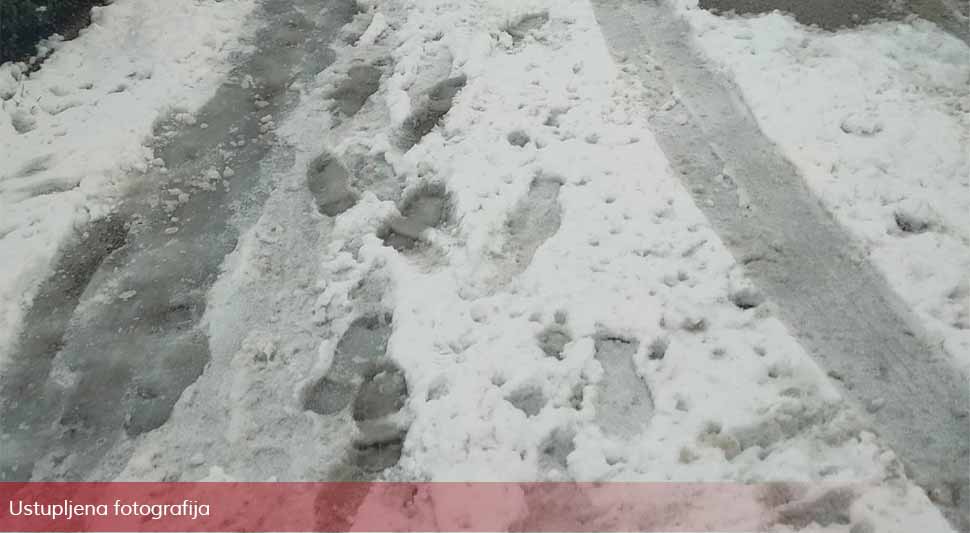 Oprez: Trotoar u naselju Lauš nije dobro očišćen