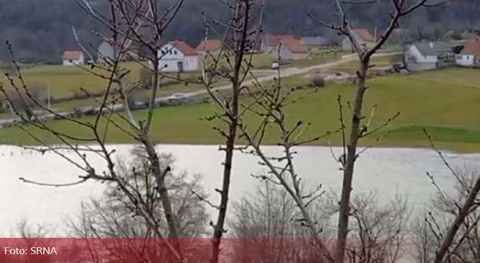 U selu Lukovice kod Gacka nekoliko domaćinstava odsječeno od puta