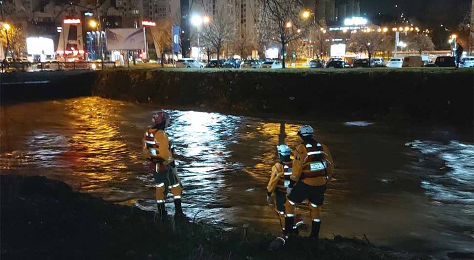 Djevojka se dovezla taksijem na Skenderiju i skočila u nabujalu Miljacku