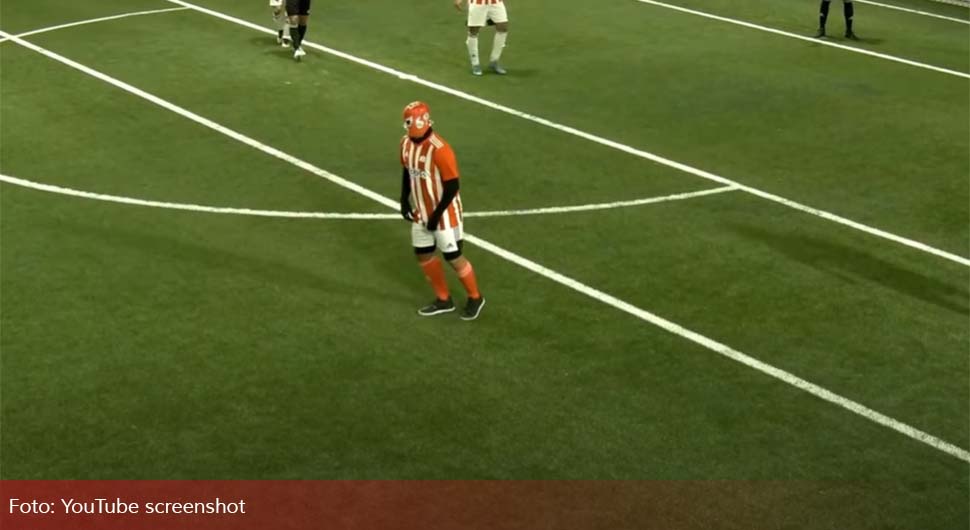 Maskiran izašao na teren i zaigrao fudbal