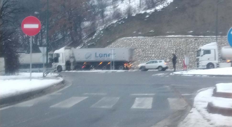 Tri osobe povrijeđene u sudaru dva kamiona