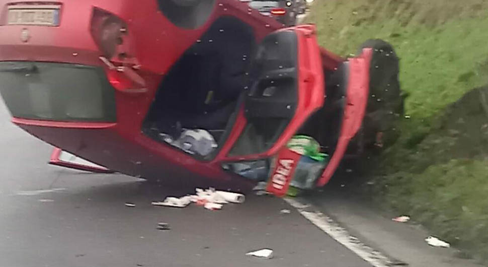Ispale sve stvari iz auta, u prevrtanju vozila povrijeđene dvije osobe