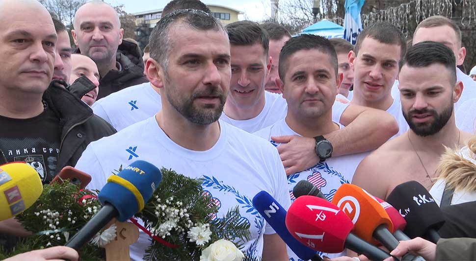 Simbolično: U Banjaluci jedan mladić plivao za Časni krst