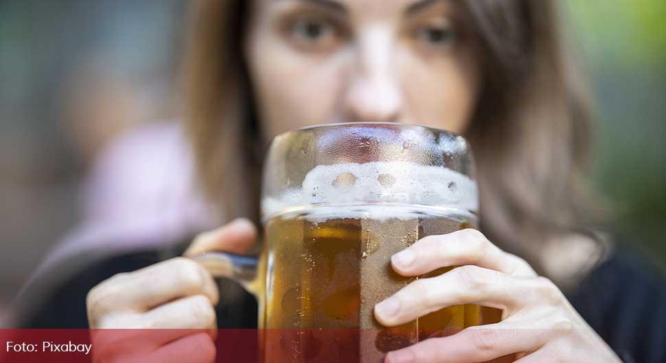 Gađala pivom muževu ljubavnicu