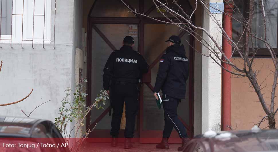 Sin pronađen mrtav u krevetu, majka ležala pored bez svijesti