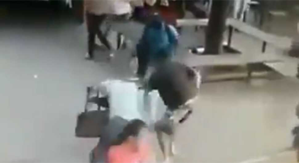 Napao ženu na ulici pa dobio žestoke batine od prolaznika - VIDEO