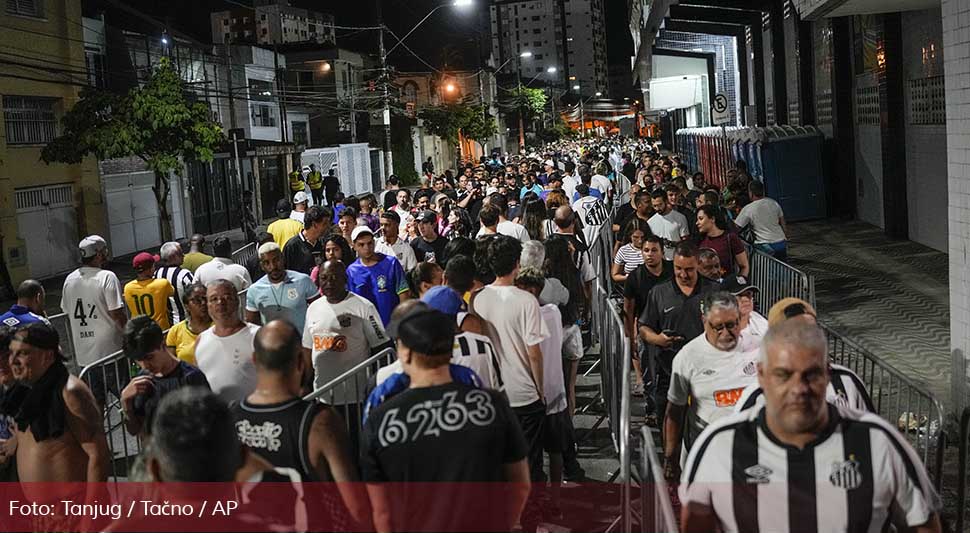 Više od 230.000 ljudi na ispraćaju Pelea