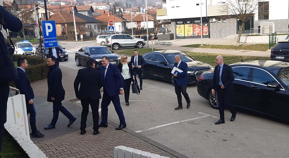 U Doboju počeo sastanak SNSD-a i "osmorke"