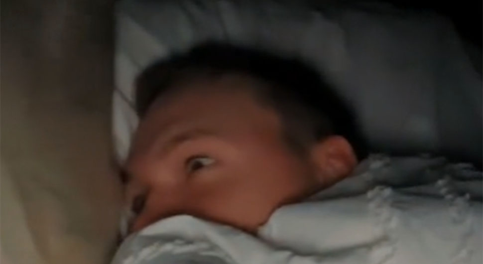 Snimala muža dok spava s otvorenim očima, video postao hit