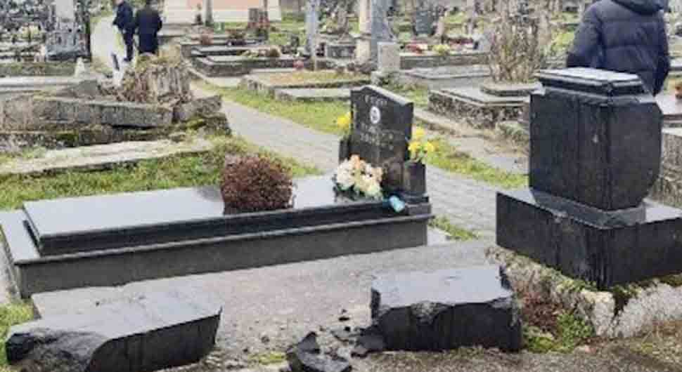 Uništeni spomenici na srpskom pravoslavnom groblju u Vukovaru