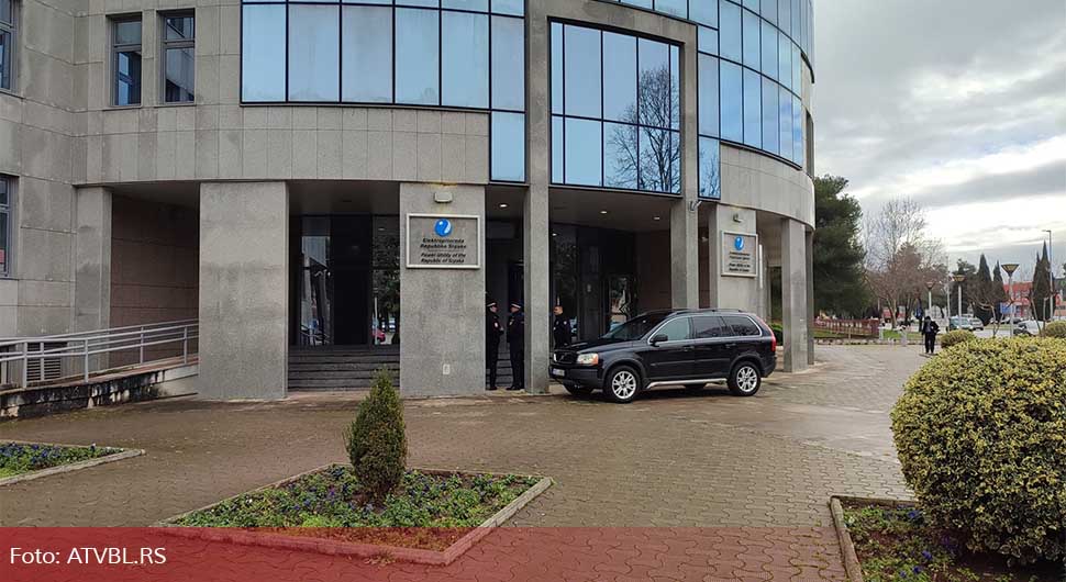 Vukanović parkirao auto na ulaz u zgradu Elektroprivrede