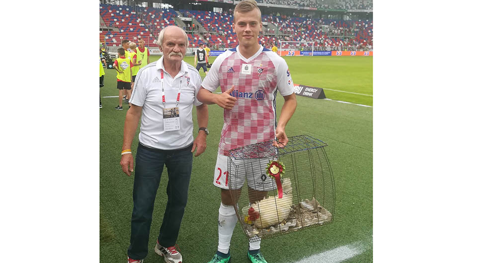 Igrač utakmice za nagradu dobio živu kokoš
