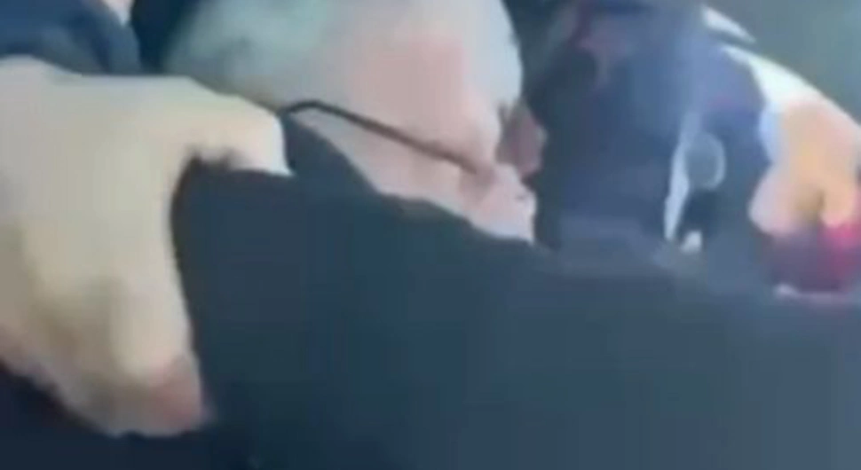 Crnogorski policajci maltretiraju starijeg stranog državljanina