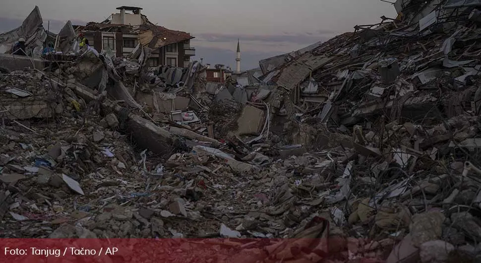 Velika tuga: Gledao kako bagerom nose tijelo njegovog druga u mrtvačnicu