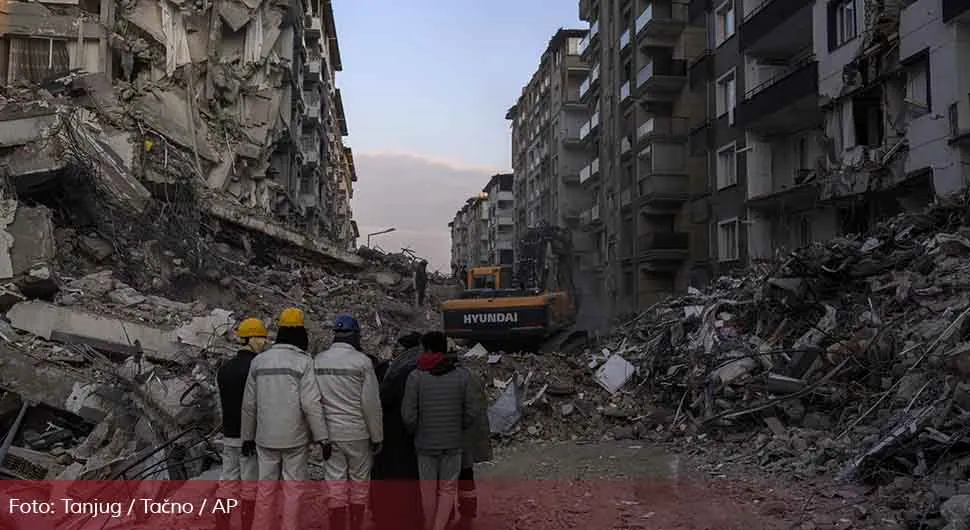 Pola godine nakon razornog zemljotresa na jugoistoku Turske ruševine i šatori