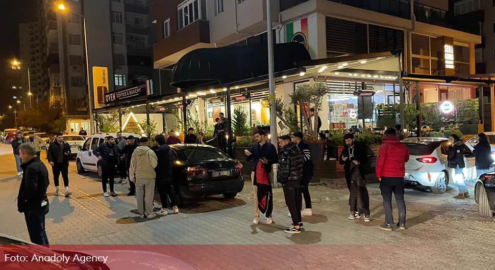 Prvi snimci novog snažnog potresa u Turskoj, tresu se auta, rasvjeta...