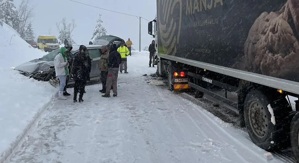 Sudar kamiona i volva na Borju, put neprohodan