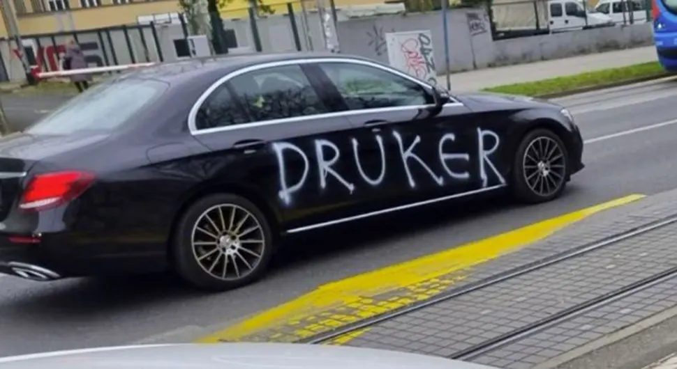 Poruka na Mercedesu privukla puno pogleda