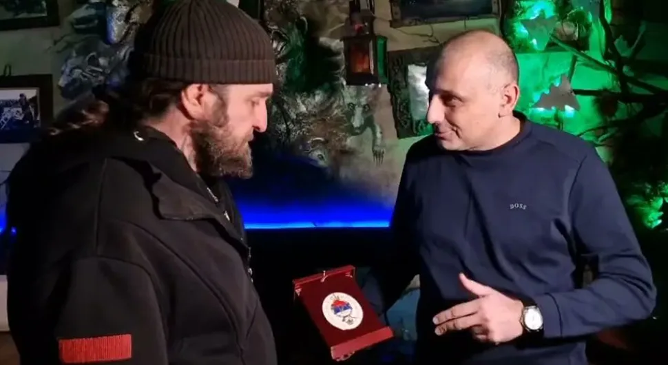 Vođa "Noćnih vukova" dobio amblem Srpske, rakiju i tamburu sa Kozare