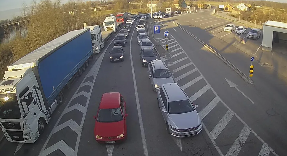 Vozači, imajte strpljenja: Ogromne gužve na granicama